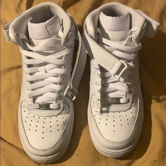 All white Nike Airforce 1 mids - Picture 4 of 5